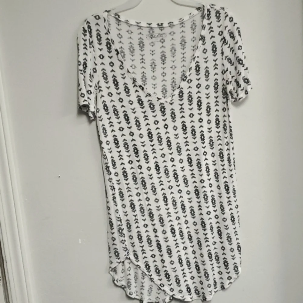 Black and white dress tee - Picture 1 of 4